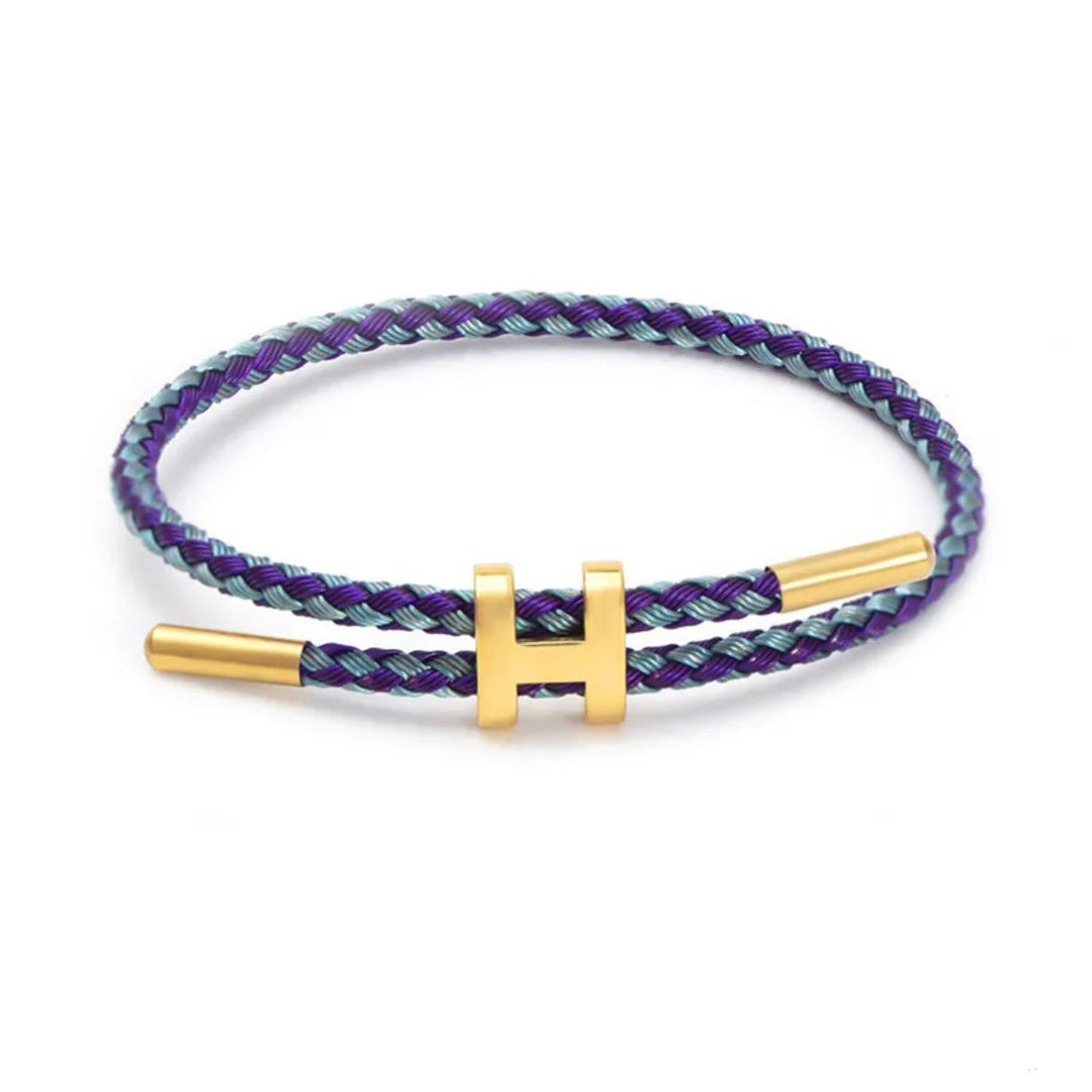 Trendy unisex gevlochten touw armband met opvallende H-sluiting. Een eigentijds sieraad en mode-accessoire.