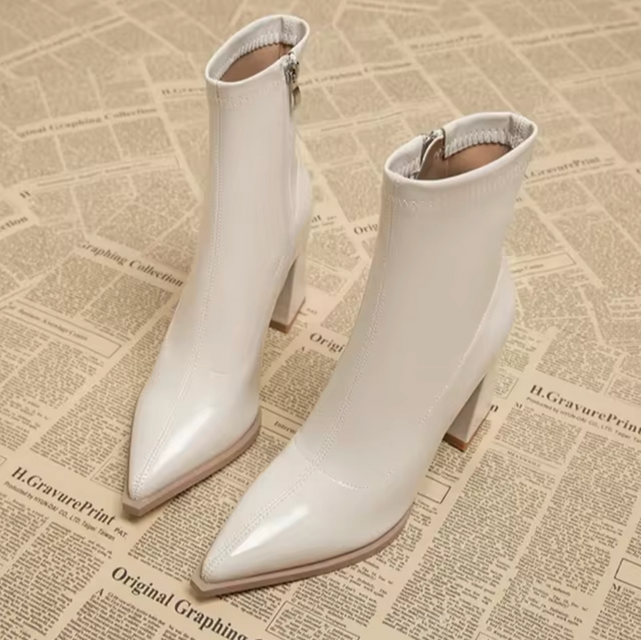 Glanzende dames enkellaarsjes met comfortabele blokhak. Perfect voor herfst en winter.