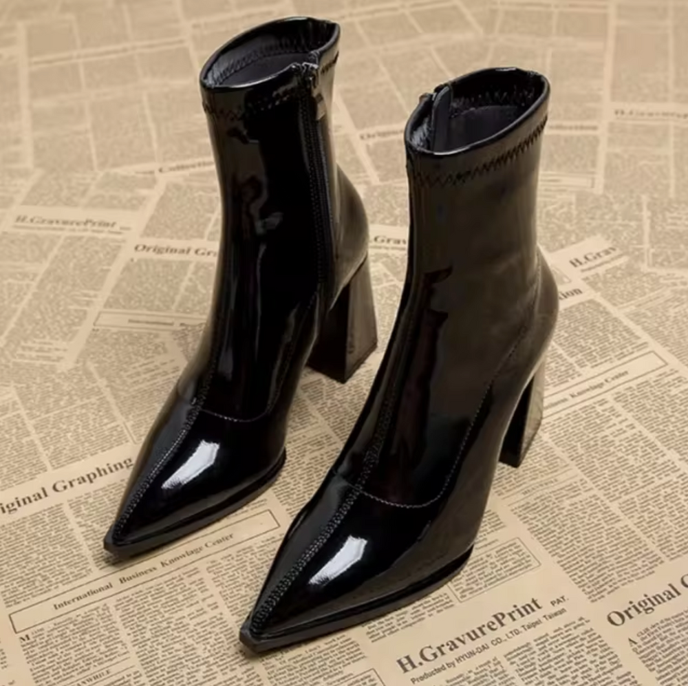 Trendy glanzende enkellaarsjes voor dames met blokhak. Luxe en stijlvolle schoenen.