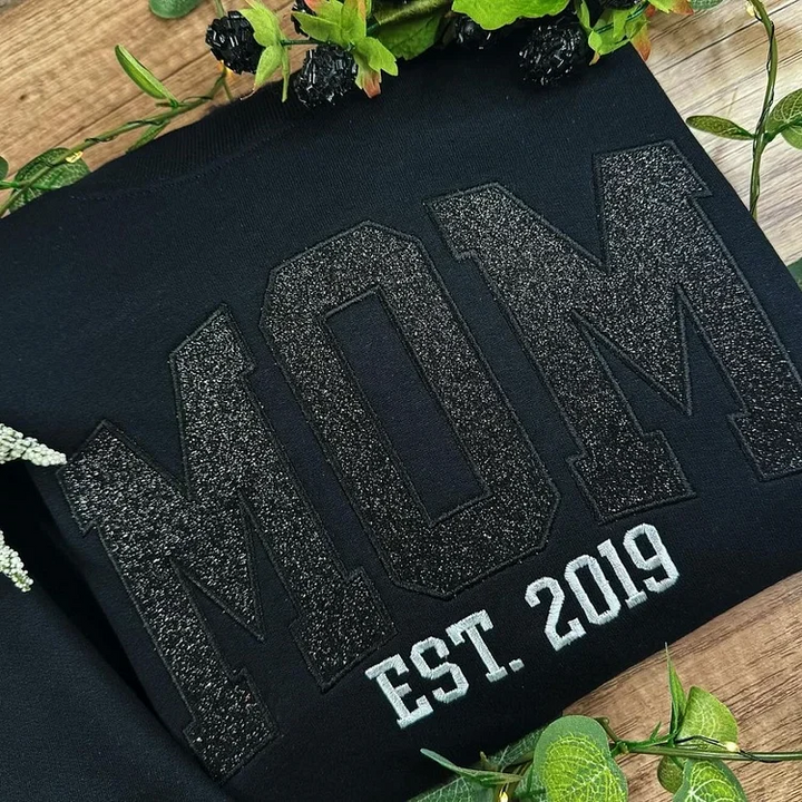 GlowMama Moederdag sweatshirt met gepersonaliseerde namen op de mouwen