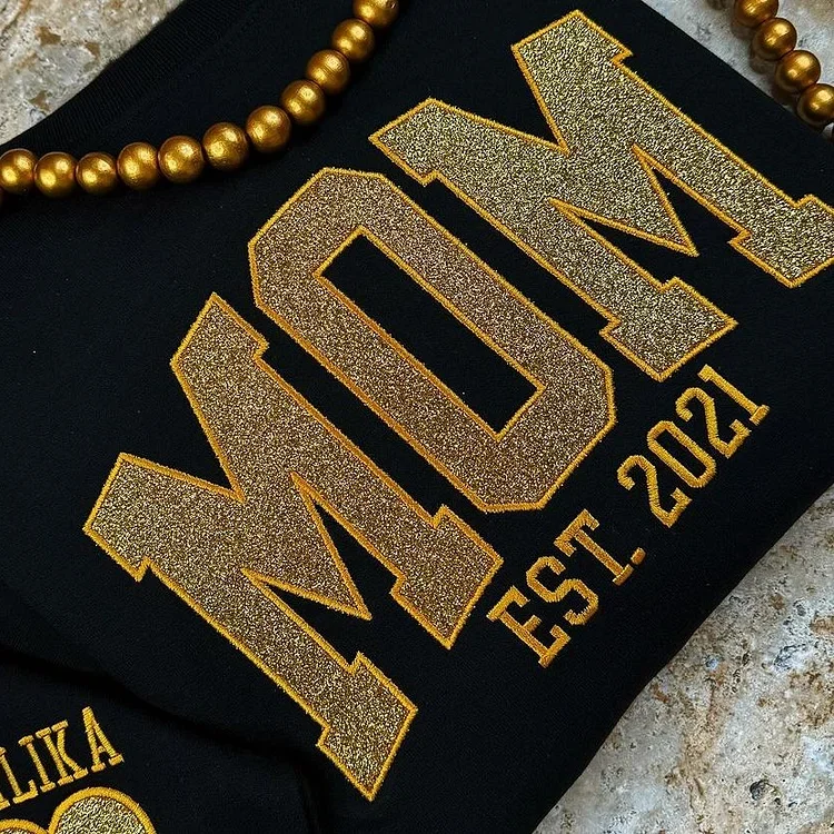 Gepersonaliseerde GlowMama hoodie voor Moederdag, met glitter letters