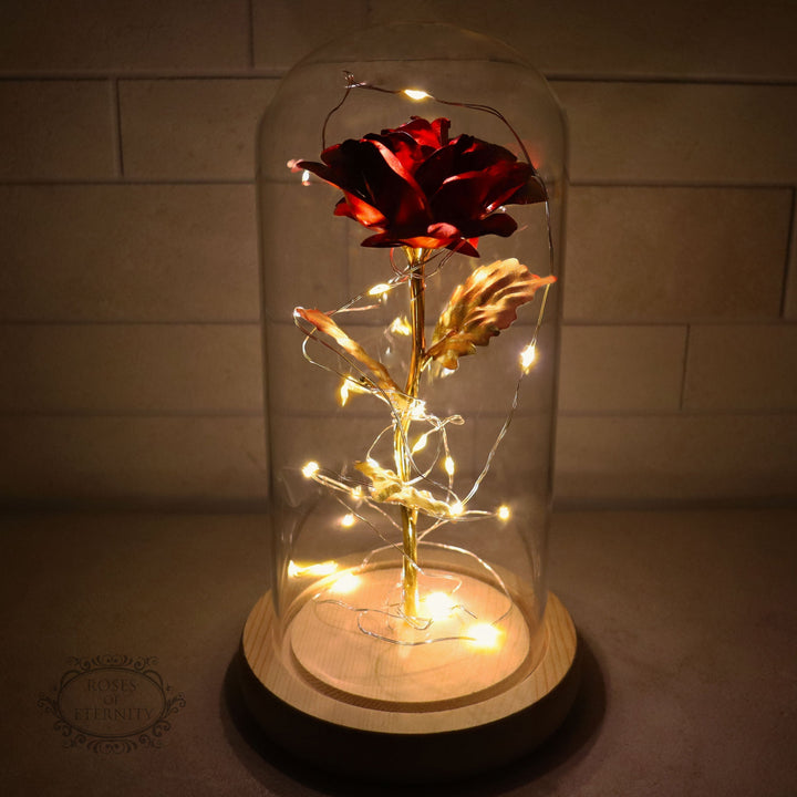 "Gouden roos in glazen stolp met LED-verlichting, elegant handwerk en tijdloze schoonheid voor sfeervolle decoratie"