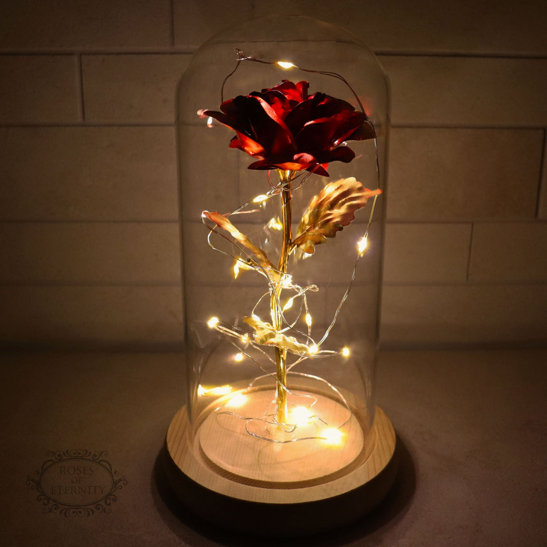 "Gouden roos in glazen stolp met LED-verlichting, elegant handwerk en tijdloze schoonheid voor sfeervolle decoratie"