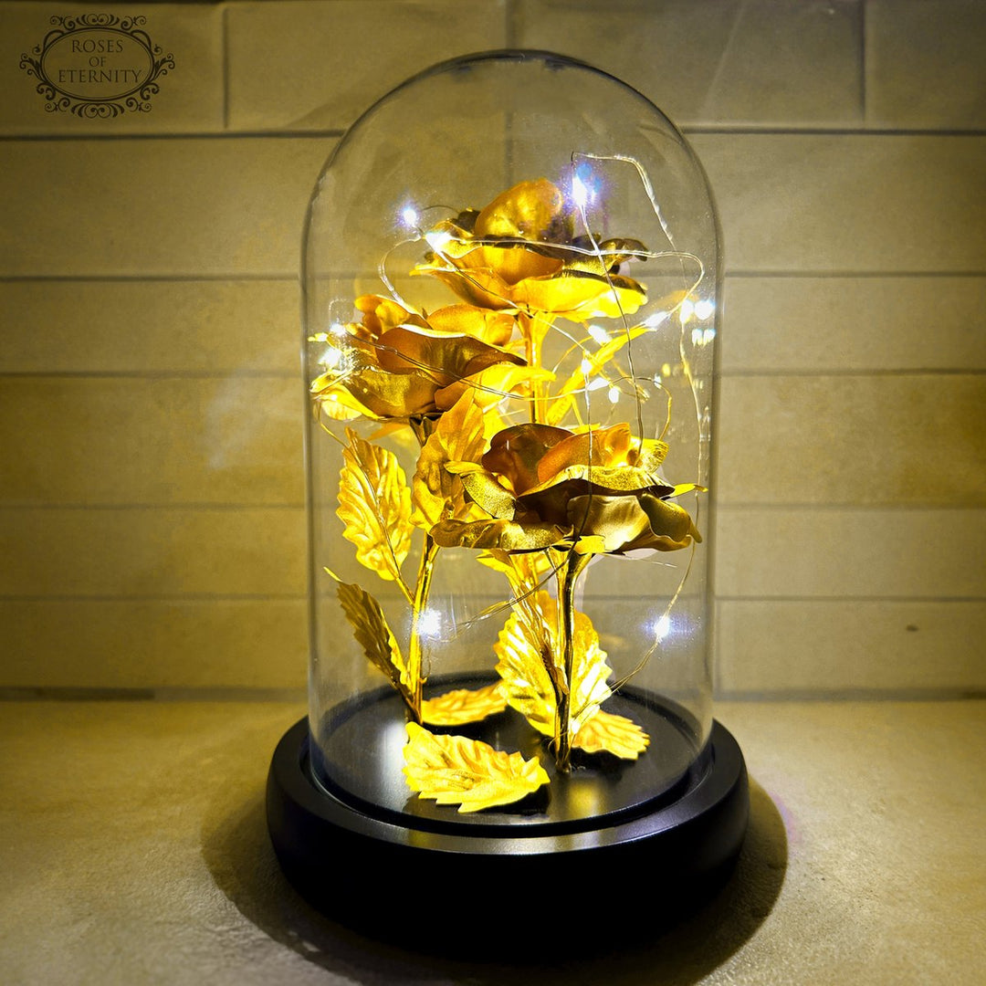 "Gouden roos in glazen stolp met LED-verlichting, elegant handwerk en tijdloze schoonheid voor sfeervolle decoratie"