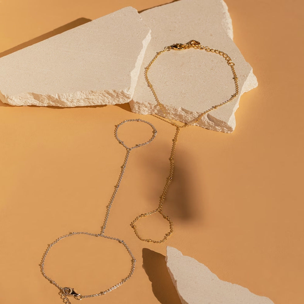 Delicate dames handketting met minimalistische schakelarmband en ring, perfect voor een elegante look.