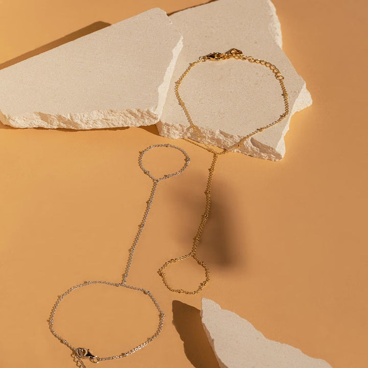 Delicate dames handketting met minimalistische schakelarmband en ring, perfect voor een elegante look.
