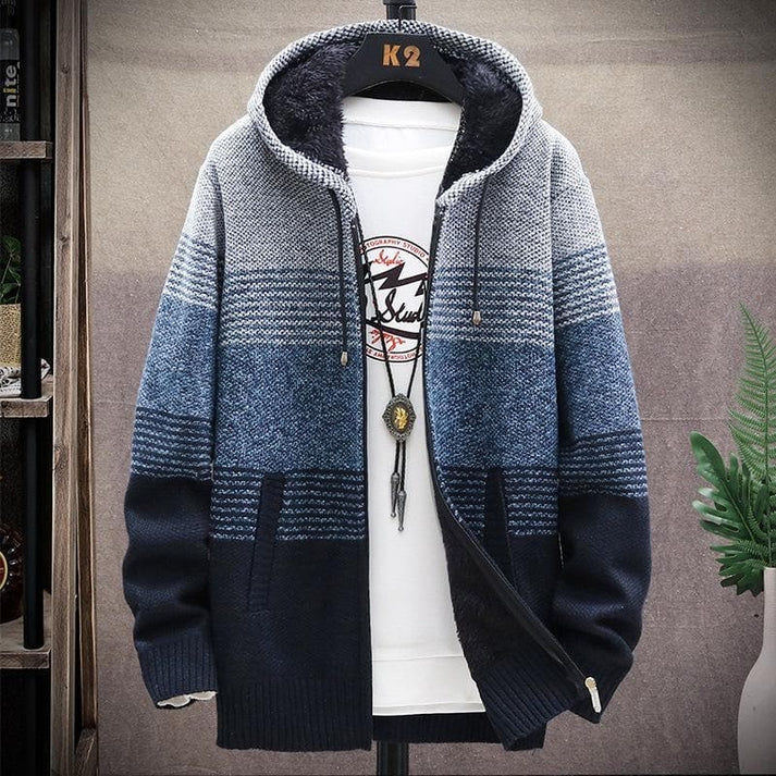 Blauw lang herenvest met capuchon, stijlvol en warm. Perfect als comfortabele herenmode voor koude dagen.