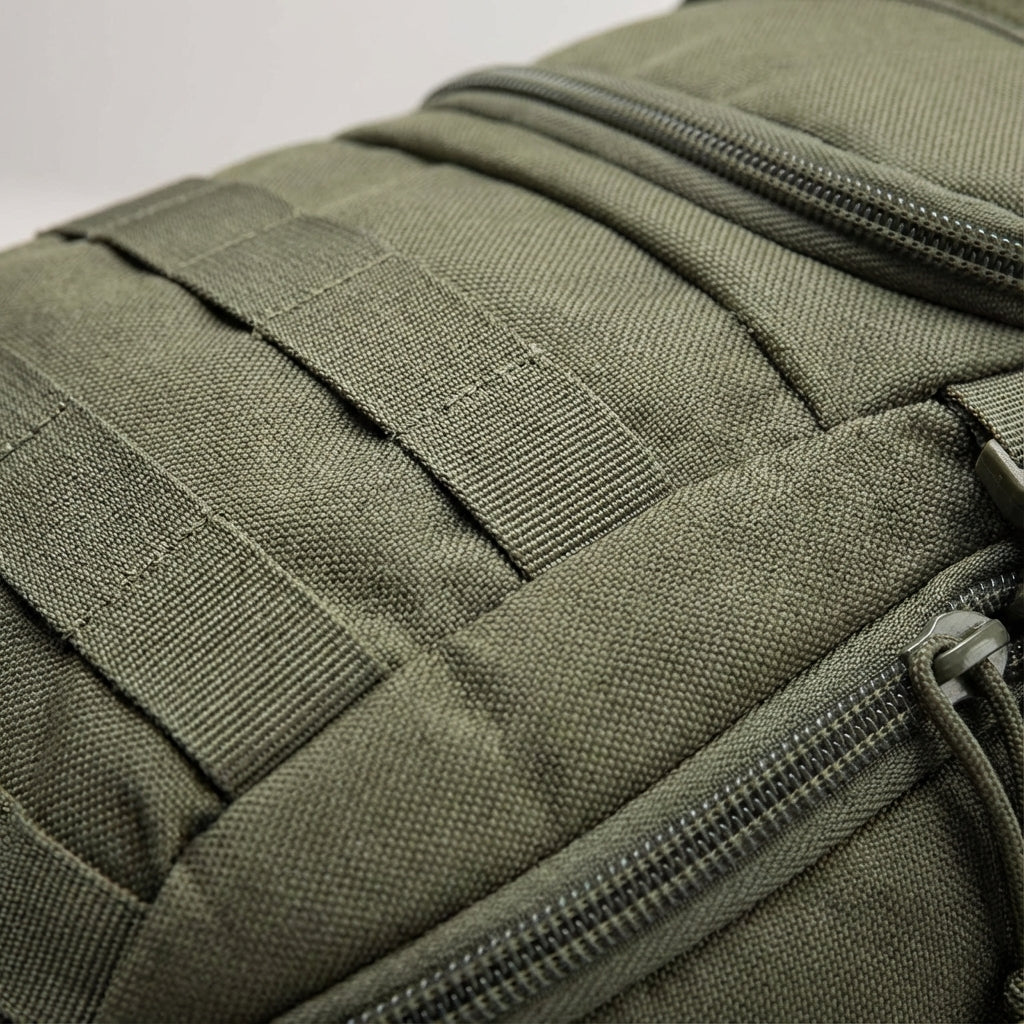 Khaki tactische duffeltas, ook te dragen als rugzak. Sterke, waterbestendige tas voor outdoor en sport.