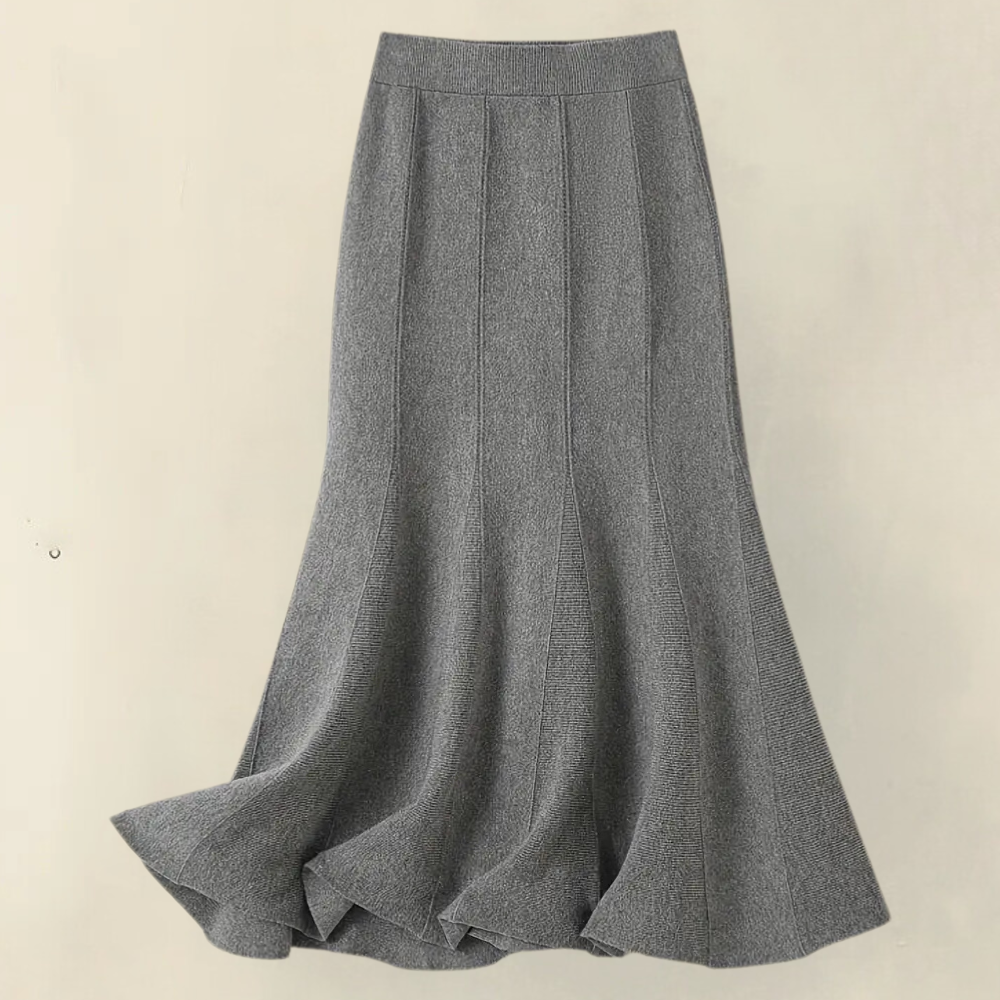 Vrouw draagt comfortabele grijze Damesrok Elise, bewegingsvrijheid en stijl voor damesmode.