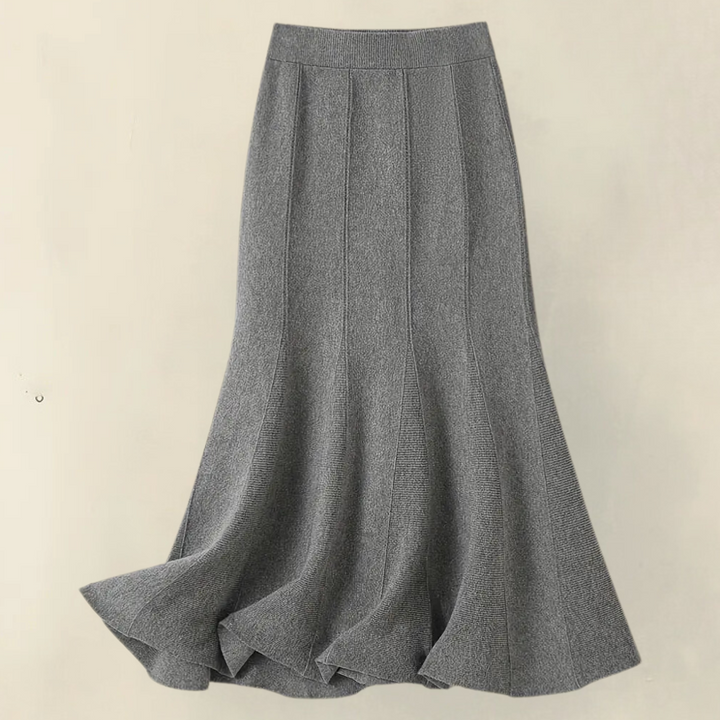 Vrouw draagt comfortabele grijze Damesrok Elise, bewegingsvrijheid en stijl voor damesmode.