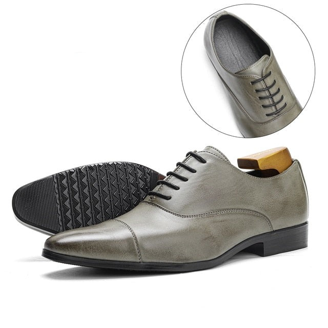 Grijze nette herenschoenen met cap-toe, veters en glad silhouet. Perfect voor zakelijke of formele gelegenheden.