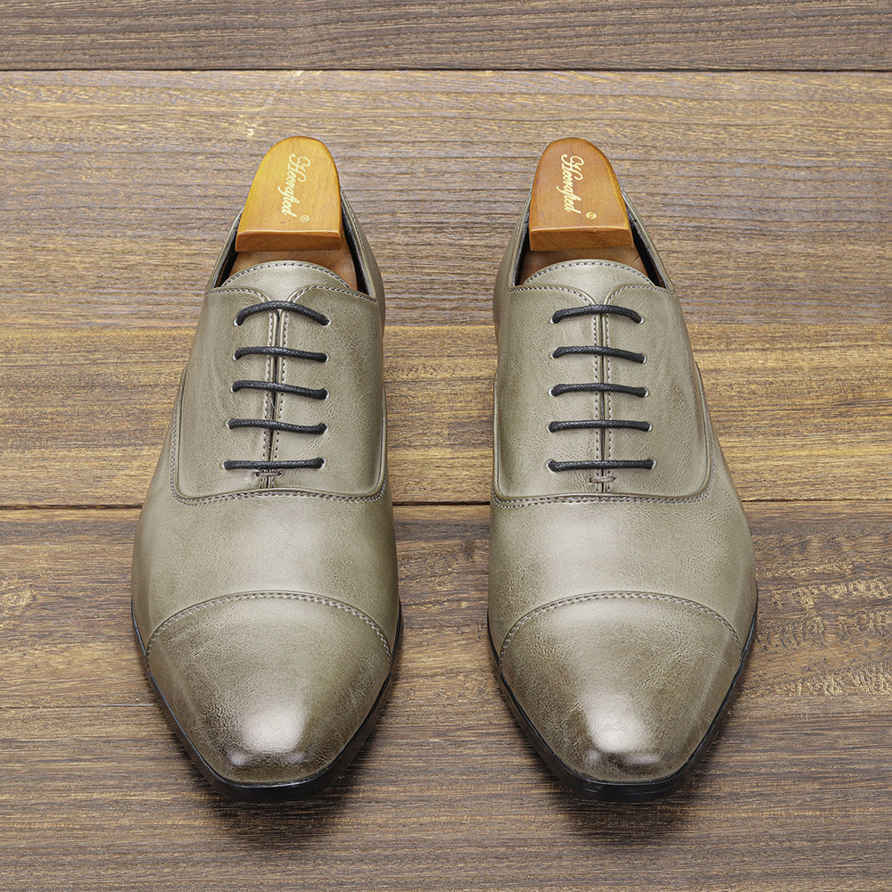 Stijlvolle grijze cap-toe veterschoenen voor heren, ideaal voor bruiloften en zakelijke afspraken. Lage hak.