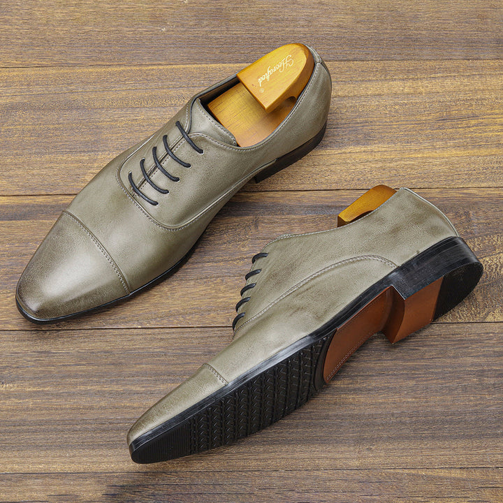 Formele heren veterschoenen in grijs met klassieke cap-toe neus. Gladde afwerking, lage hak. Nette zakelijke schoen.