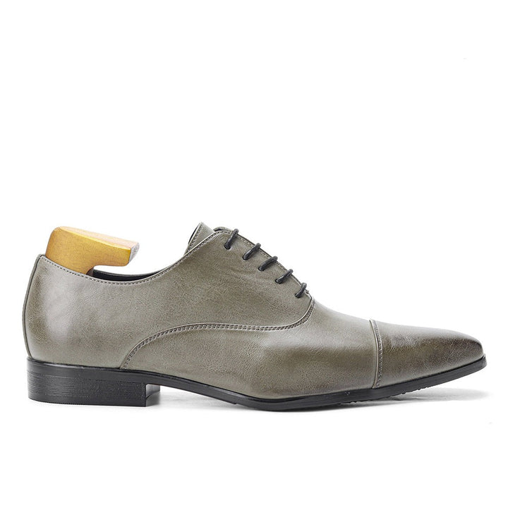 Elegante grijze herenschoenen, cap-toe design en vetersluiting. Perfect voor een verfijnde zakelijke look.