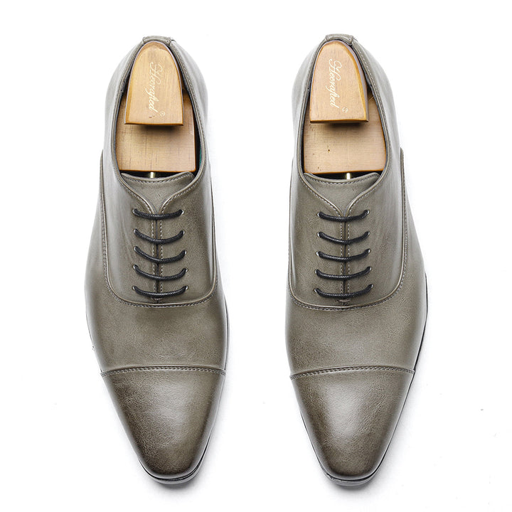 Gladde grijze nette herenschoenen met vetersluiting en cap-toe. Geschikt als bruiloft of zakelijke schoen.