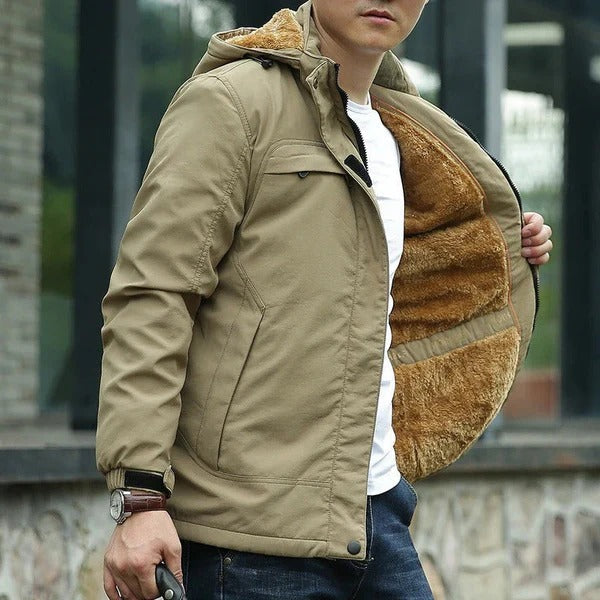 Stijlvol bruin heren capuchonjack, warm en comfortabel. Perfecte stedelijke tussenjas voor herfst en mildere winterdagen.