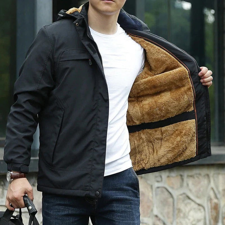 Zwart heren capuchonjack, veelzijdige en comfortabele tussenjas. Ideaal als casual bovenkleding voor herfst en winter.