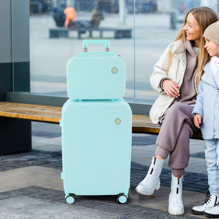 Georganiseerd reizen met de Vienna Duo hardshell kofferset (groen/roze) en geïntegreerde cosmeticaset.