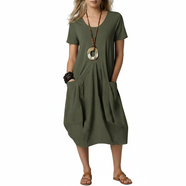 Groene casual midi jurk voor dames. Met comfortabele V-hals, korte mouwen en praktische zijzakken voor de zomer.