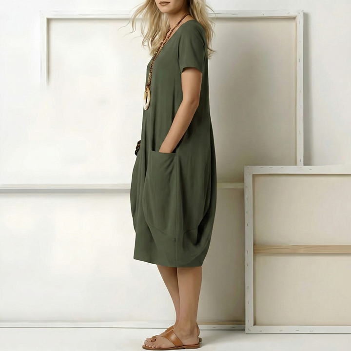 Oranje trendy dames midi jurk met V-hals, korte mouwen en zijzakken. Ideaal als comfortabele casual zomerjurk.