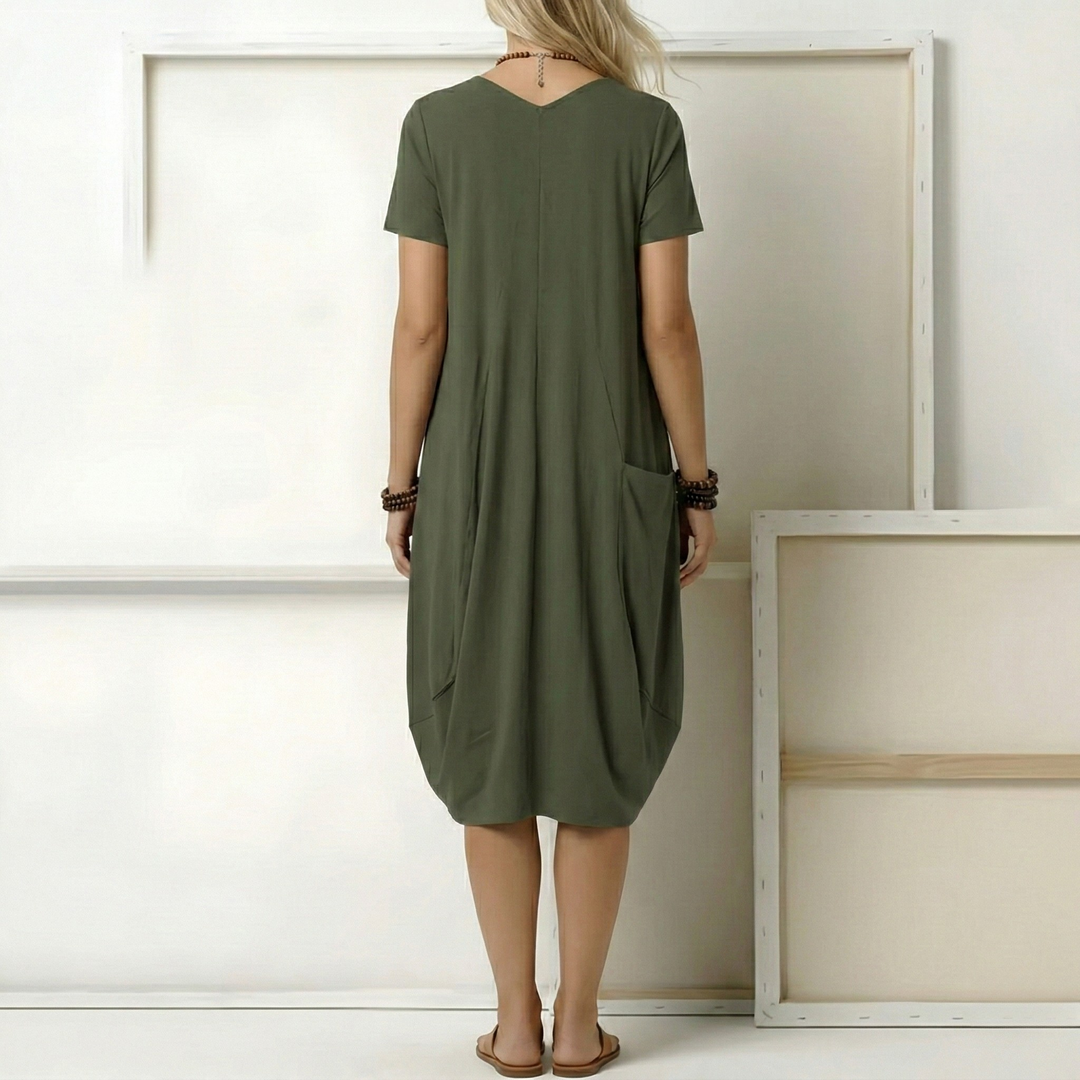 Zwarte elegante dames midi jurk met V-hals en korte mouwen. Perfecte losse pasvorm en praktische zijzakken.