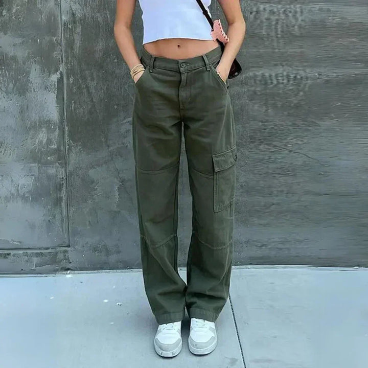 "Groene dames cargo broek met comfortabele pasvorm, ideaal voor casual of chique gelegenheden, modieuze stijl."
