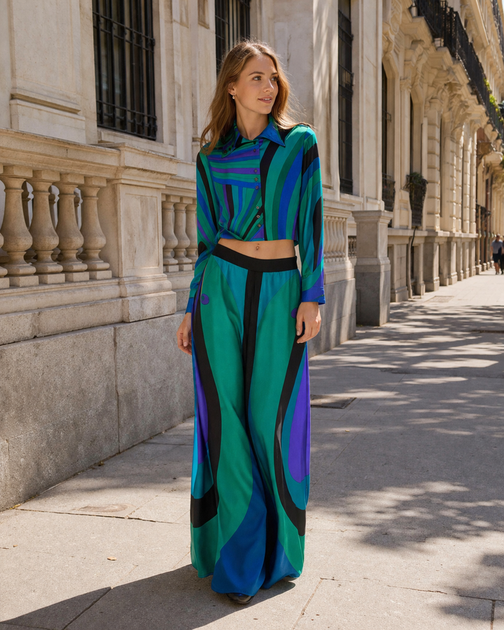 Complete dames outfit: stijlvolle groene top en bijpassende wijde broek met elegante print, ideaal voor lente/zomer.