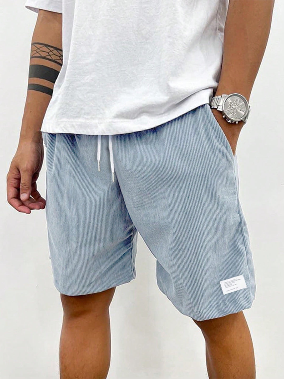 Zwarte herenshorts met elastische taille, trekkoord en relaxte pasvorm. Stijlvol voor vrijetijd.