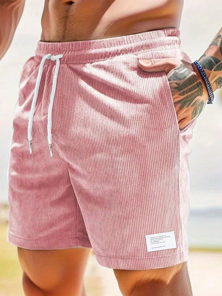 Groene heren casualshorts, relaxte pasvorm, met elastische taille en trekkoord. Perfect voor zomer.