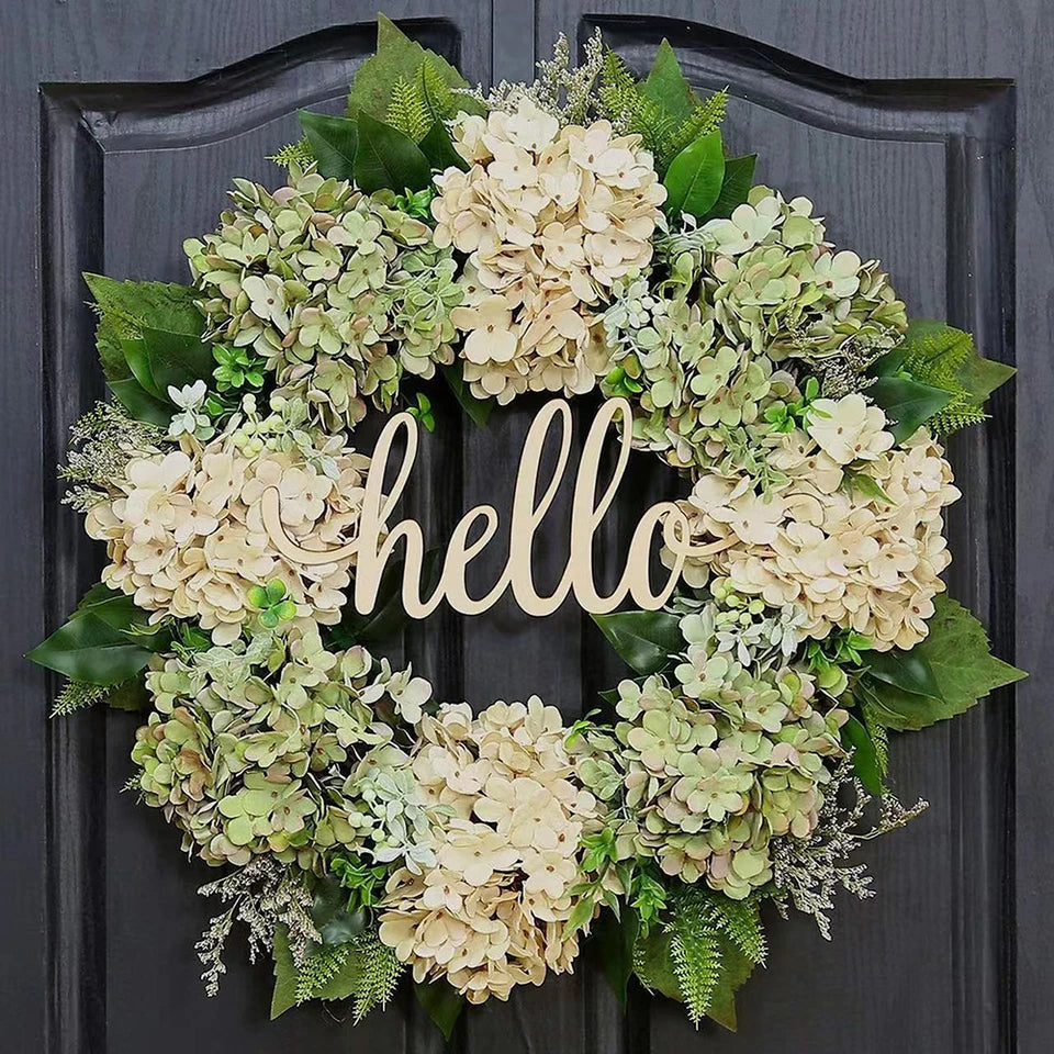 Groene hortensia krans met 'Hallo' welkomstbord, perfect als onderhoudsvrije deurdecoratie of landelijke huisdecoratie.