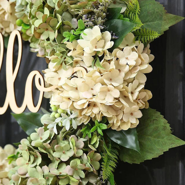 Onderhoudsvrije groene hortensia deurkrans met 'Hallo' bord van zijde, ideaal voor moderne en landelijke interieurs.