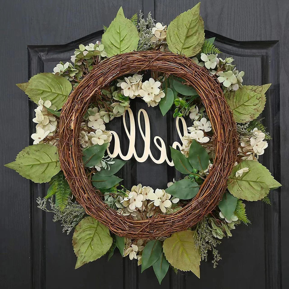 Prachtige groene kunsthortensia krans met 'Hallo' welkomstbord, sfeervolle seizoensdecoratie voor elke deur of muur.