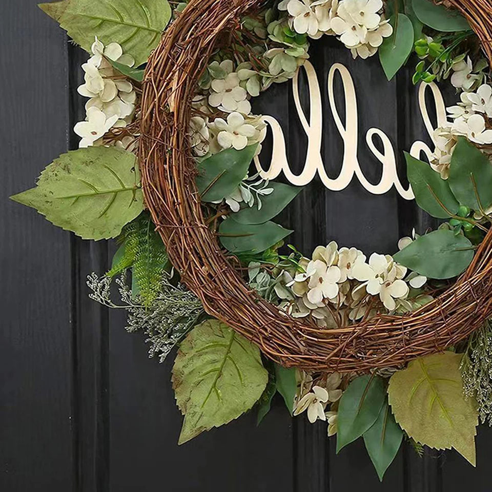 Volle groene kunstbloem hortensia krans met elegant 'Hallo' bord, duurzame en onderhoudsvrije huisdecoratie.
