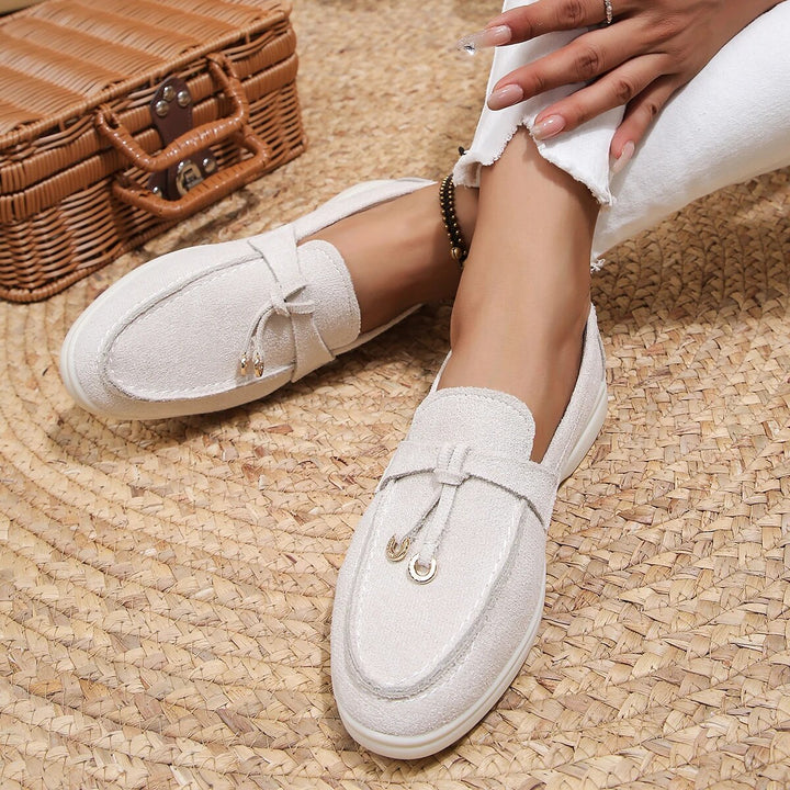 Groene lederen loafers voor dames, slip-on met gouden details, comfortabel en stijlvol voor lente en herfst.