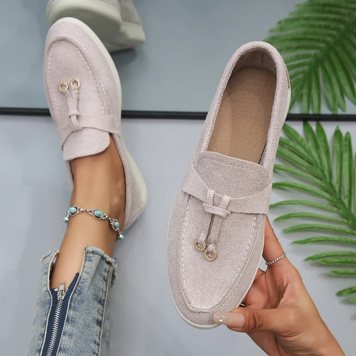 Groene lederen loafers voor dames, slip-on met gouden details, comfortabel en stijlvol voor lente en herfst.