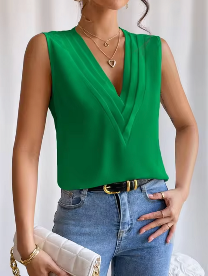 Groene mouwloze dames top met elegante V-hals, ideaal voor zomerse casual of zakelijke outfits.