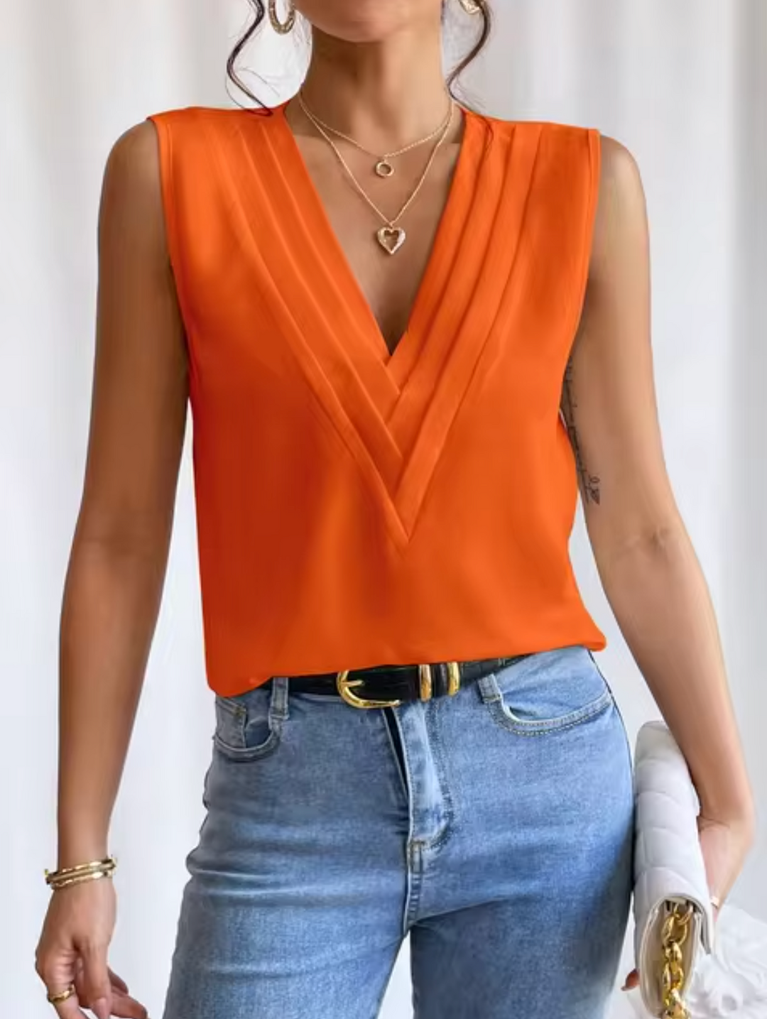 Zwarte elegante mouwloze dames top met V-hals, perfect voor een stijlvolle zakelijke of casual look.