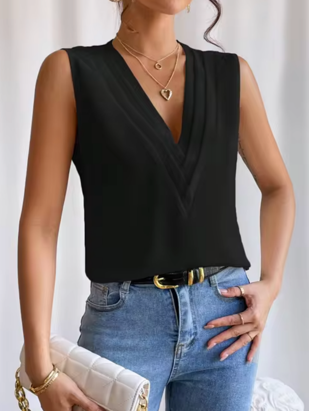 Witte comfortabele dames top, mouwloos met V-hals, veelzijdig voor zomerse en casual kleding.