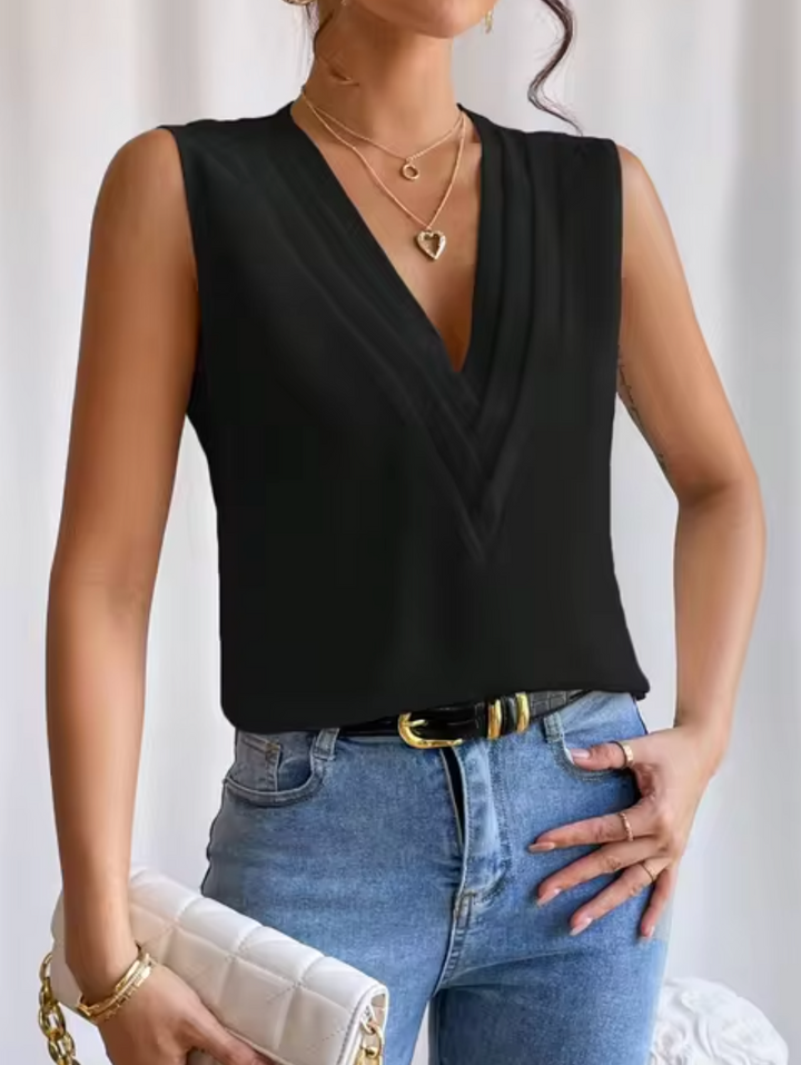 Witte comfortabele dames top, mouwloos met V-hals, veelzijdig voor zomerse en casual kleding.