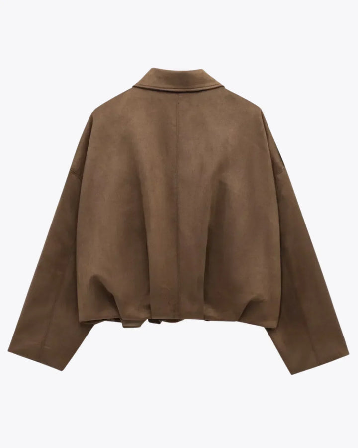 Veelzijdige bruine oversized leren damesjas, city-chic, comfortabel en modieus voor diverse gelegenheden.