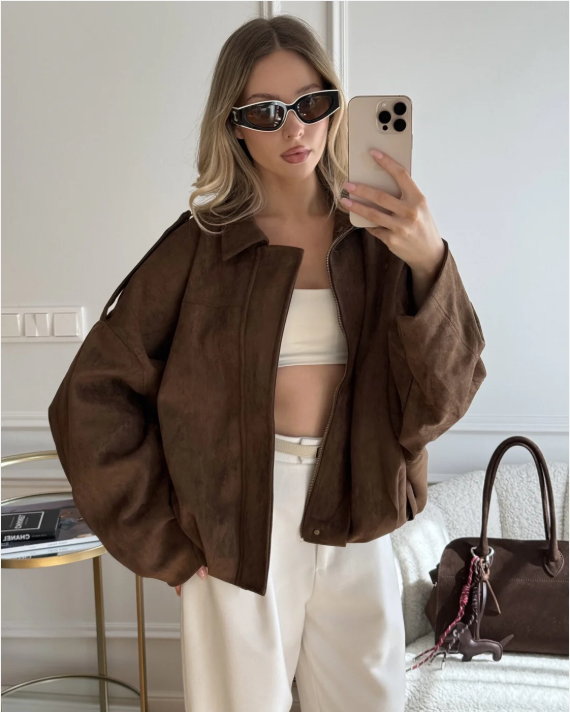 Elegante oversized bruine leren damesjas met moderne city-chic uitstraling en hoog comfort.