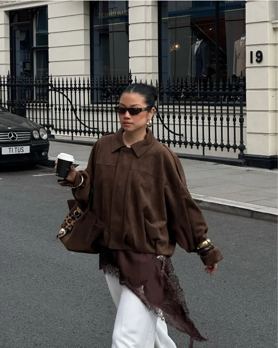 Bruine leren oversized jas voor dames, city-chic en elegant, ideaal voor de stad.