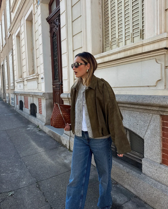Stijlvolle bruine leren oversized tussenjas, perfect voor een city-chic en elegante uitstraling.