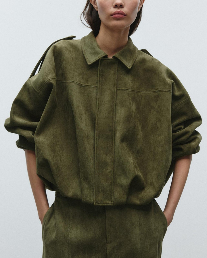 Leren oversized damesjas in het groen, city-chic, comfortabel en modieus voor de moderne vrouw.
