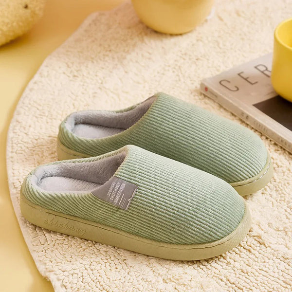 "Groene pluche dames orthopedische pantoffels met ergonomisch voetbed en anti-slip zool, ideaal voor thuiscomfort."