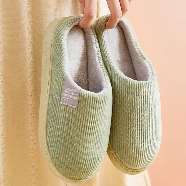 "Groene pluche dames orthopedische pantoffels met ergonomisch voetbed en anti-slip zool, ideaal voor thuiscomfort."