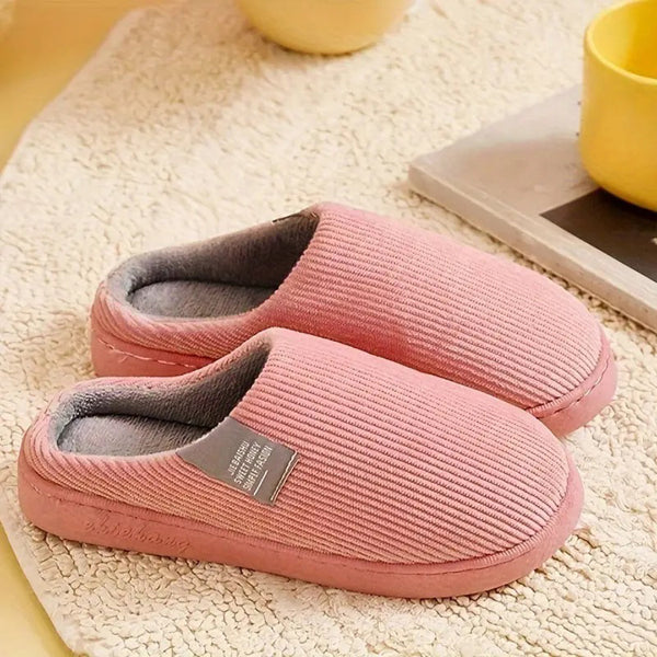 "Groene pluche dames orthopedische pantoffels met ergonomisch voetbed en anti-slip zool, ideaal voor thuiscomfort."