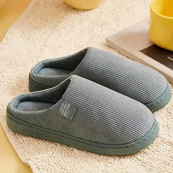 "Groene pluche dames orthopedische pantoffels met ergonomisch voetbed en anti-slip zool, ideaal voor thuiscomfort."