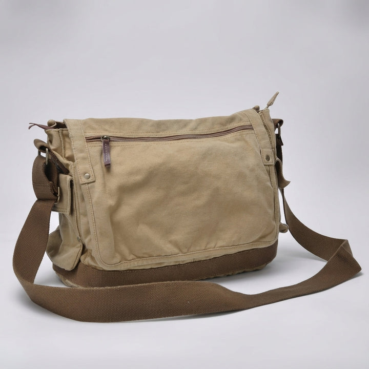 Ruime CarryForge messenger tas in vintage groen, ideaal als laptoptas of praktische schoudertas.