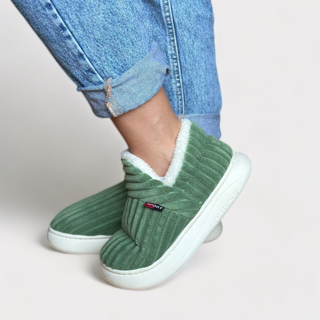 "Groene wintersloffen met fluffy witte fleece voering en zachte zool, comfortabele pantoffels voor warmte en stijl in de wint